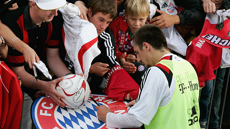 Seine sympathische und freche Art, die unglaubliche Technik und das Zusammenspiel mit seinem neuen Partner Luca Toni sicherten Ribery schnell einen Platz im Herzen der Bayern-Fans