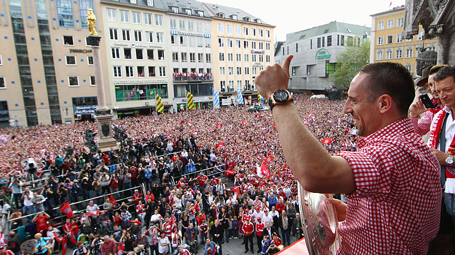 Der Jubel bei den Anhängern kannte keine Grenzen, als der umworbene Ribery nach der Double-Saison 09/10 in gewohnter Manier auf dem Rathausbalkon seine Vertragsverlängerung verkündete: "Isch 'abe gemacht fünf Jahre mehr!"