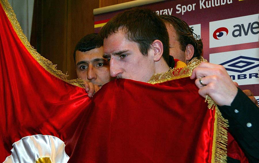 Dort gewann er auch seinen ersten Titel. Mit einem 5:1 über Rivale Fenerbahce holte sich Galatasaray den türkischen Pokal
