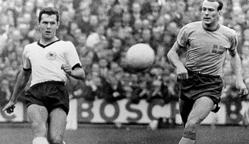 1965 debütierte Beckenbauer (l.) gegen Schweden in der Nationalelf