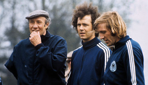 In der Bundesliga waren die beiden Konkurrenten, in der Nationalmannschaft Kollegen und Europameister 1972. Hier mit Teamchef Helmut Schön (l.)