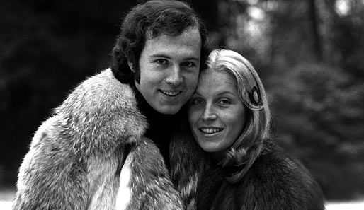 Der Tierschutzorganisation PETA dürfte das nicht gefallen: Beckenbauer mit seiner ersten Ehefrau Brigitte warm eingepackt