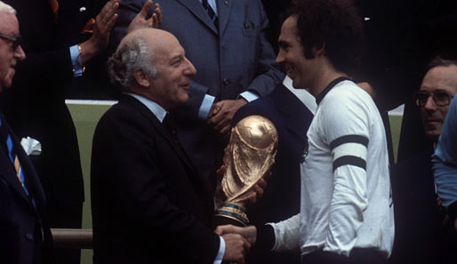 Weltmeister! 1974 überreicht Bundespräsident Walter Scheel (l.) Franz Beckenbauer den WM-Pokal