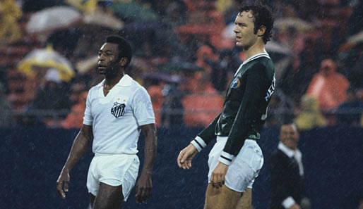 In der mit Stars gespickten Truppe traf Beckenbauer unter anderem auf Weltfußballer-Kollege Pele