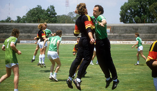 1984 übernimmt Beckenbauer das Amt des Bundestrainers - und ist immer noch fit genug, um mit der ersten Elf mit zu trainieren. Hier mit Toni Schumacher