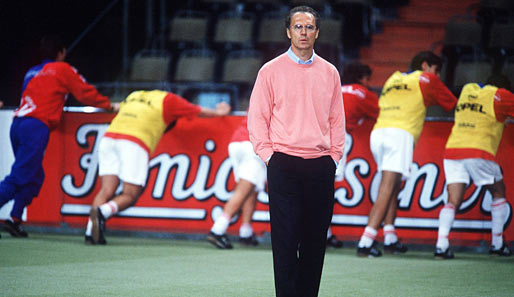 Im Winter 1993 übernimmt Beckenbauer das Traineramt des FC Bayern München. Zu diesem Zeitpunkt ist er auch schon Vizepräsident des Vereins