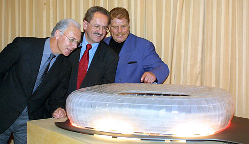 Das erste große Projekt im neuen Jahrtausend ist der Bau der Allianz Arena. Hier mit Münchens OB Christian Ude (M.) und Ex-Löwen-Präsident Karl-Heinz Wildmoser (r.)