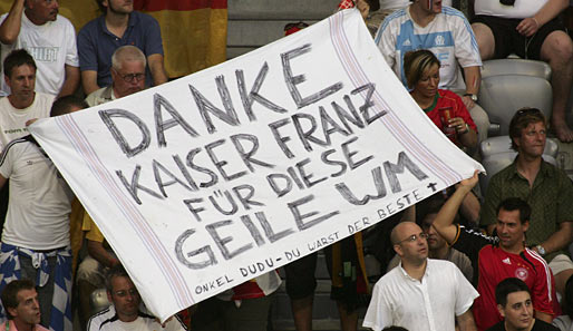 ... hilft Deutschland sehr dabei, Austragungsort der Weltmeisterschaft 2006 zu werden. Die Fans danken es dem Kaiser