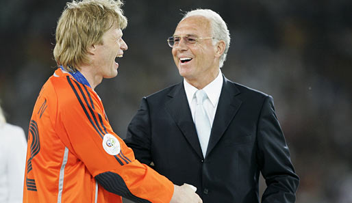 Oliver Kahn (l.) beendete nach dem gewonnenen Spiel um Platz drei gegen Portugal seine Nationalmannschaftskarriere. Beckenbauer gratuliert