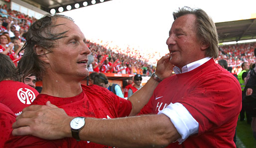 Da waren sie noch dicke Freunde: Jörn Andersen und Harald Strutz feierten gemeinsam den Aufstieg 2009. Wenige Wochen später wurde der Trainer entlassen und durch...