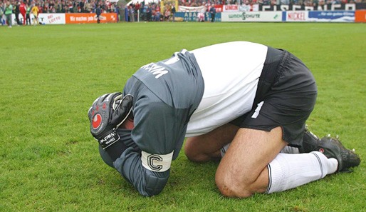 Dimo Wache ließ seinen Emotionen freien Lauf. Mainz vergeigte 2002 am letzten Spieltag den Aufstieg durch eine 1:3-Niederlage bei Union Berlin