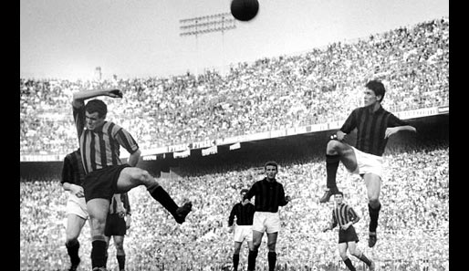 Italien Anfang der 1960: In diesem Derby Inter vs. Milan sind Cesare Maldini (r.) und Giovanni Trapattoni (Hintergrund) dabei