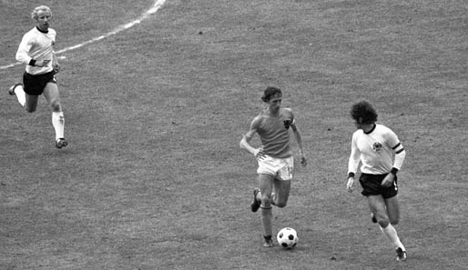 WM-Finale 1974: Franz Beckenbauer will Johan Cruyff stoppen. Berti Vogts hetzt hinterher
