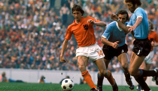 Cruyff hatte bis zur Finalpleite gegen Deutschland eine riesen WM gespielt. Hier vernascht er zwei Uruguayer in der Vorrunde