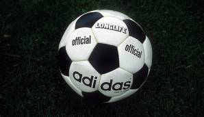 Seit 1970 produziert Adidas die WM-Bälle. 1970 war er noch klassisch schwarz-weiß, damit er im Fernsehen gut zu erkennen war.