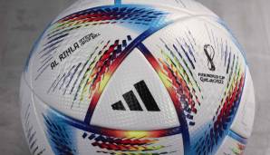 Dabei präsentiert sich der Al Rihla wieder deutlich farbenfroher als sein russischer Vorgänger. Neben dem Namen ist auch das WM-Logo auf dem Ball abgebildet.