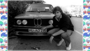 Autopanne oder doch nur coole Pose? Rudi Völler 1980 vor seinem BMW C1-E21. HU steht übrigens für Hanau.
