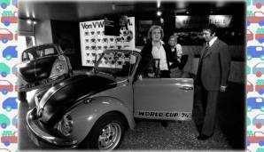 Uli Hoeneß steigt 1974 in einen brandneuen VW-Käfer, der der Weltmeisterschaft in Deutschland gewidmet ist. Im Hintergrund seine Frau Susanne.