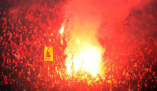 Von der UEFA nicht gern gesehen: Pyrotechnik in Form von bengalischen Feuern im Gala-Fanblock