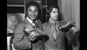 Müller und Portugals Idol Eusebio posieren mit dem Goldenen und Silbernen Schuh
