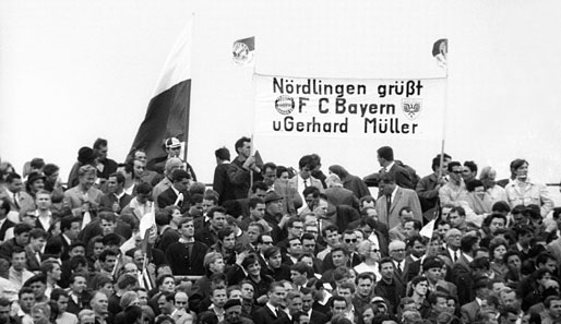 1960 startet Gerd Müller seine Karriere in seiner Heimatstadt beim TSV 1861 Nördlingen. Auch nach seinem Wechsel zum FC Bayern bleiben die Fans im treu
