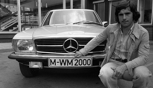 Gerd Müller mit seinem neuen Mercedes Banz 450 SLC. Man beachte das Nummernschild...