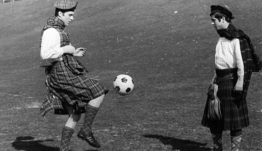 Anlässlich des WM-Qualifikationspiels gegen Schottland zeigen sich Franz Beckenbauer (l.) und Müller im traditionellen Kilt