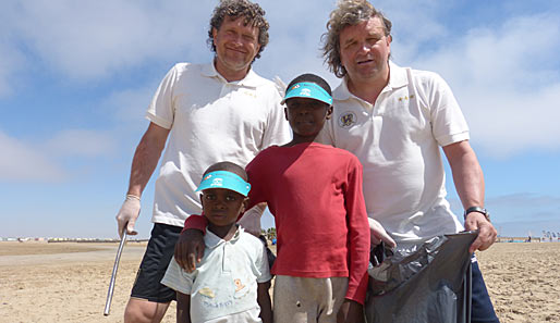 Strandsäuberungsaktion am Kuisebmund Independence Beach an der namibischen Atlantikküste. Olaf Marschall und Heiko Scholz halfen fleißig mit
