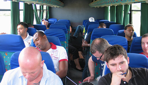 Tag 4: Nach einer kurzen Nacht ging es zurück nach Deutschland. Salou, Dinzey, Ramelow und Co. schlafen im Bus den Schlaf der Gerechten, Töftig hält sich wacker