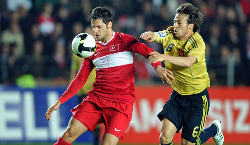 Hakan Balta (hier im Duell mit David Silva) spielt seit 2007 für Galatasaray. Der gebürtige Berliner wechselte 2003 von Hertha BSC zu Manisaspor in die Türkei