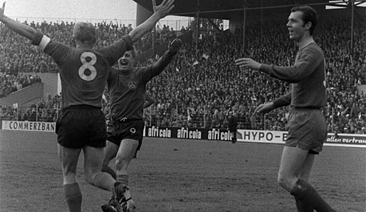 Nürnberg stieg 1969 ab, 1968 wurde der Club dank Franz Brungs (M., 25 Tore) und Heinz Strehl (18) noch Meister. Quizfrage: Wer steht auf dem Foto rechts?