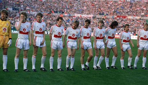 Der Weltmann und der Fritz: Jürgen Klinsmann (r., 18 Tore) und Fritz Walter (2.v.r., 16) 1987/88 für Stuttgart