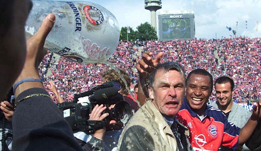 Mai 2000: Weil Leverkusen ein paar Kilometer südlich in Unterhaching 0:2 verliert, gibt's im Olympiastadion Weißbierduschen