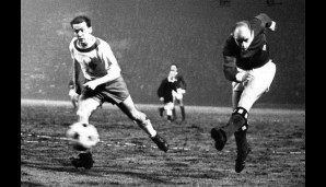 Charlie Dörfel (r.), hier in Aktion gegen Werden Bremen, erzielte 1963 das erste Bundesliga-Spiel für den HSV