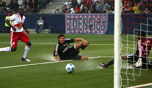 10. Juli: Das erste Testspiel unter van Gaal: Mario Gomez verzieht knapp, die Bayern trennen sich torlos von Red Bull Salzburg