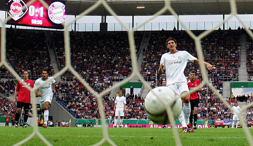 Das erste Pflichtspiel am 2. August: Ein eher glanzloser Sieg im DFB-Pokal gegen Neckarelz: Mario Gomez verwandelt einen Elfmeter zum 2:0 (Endstand: 3:1)