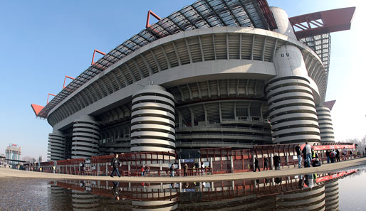 Inter trägt seine Heimspiele im Giuseppe-Meazza-Stadion aus, es fasst 82.955 Zuschauer. 2008 wurde bekannt, dass der Verein ein neues, moderneres Stadion in Planung hat
