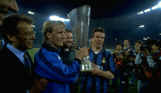 ...zusammen mit Lothar Matthäus (r.) und Andreas Brehme (2.v.l.) gewann Inter 1990/1991 den UEFA-Pokal