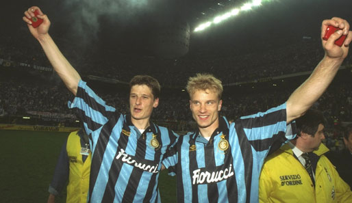 Mit dem Niederländer Dennis Bergkamp (r.) gelang bereits 1994 ein weiterer Erfolg