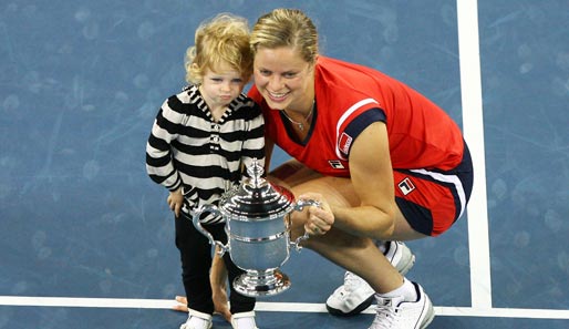 SEPTEMBER: Kim Clijsters gewinnt nach ihrer Rückkehr auf die WTA-Tour die US Open