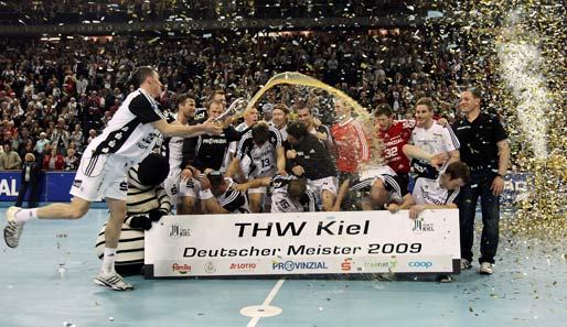 Der THW Kiel steht vorzeitig zum 15. Mal als deutscher Meister fest und schafft als erstes Team in fünf Jahren nacheinander den Titelgewinn