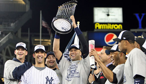 NOVEMBER: Die New York Yankees gewinnen nach einer Durststrecke von acht Jahren wieder die World Series im Baseball