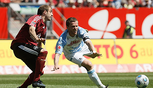 Selbst nach dem Abstieg 2008 blieb der Argentinier seinem Verein treu und ging mit in die 2. Liga: Hier im Duell mit Benny Lauth