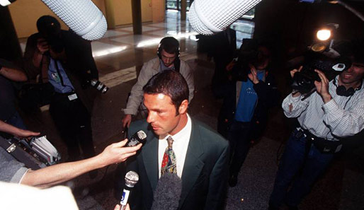 Der 15. Dezember 1995 veränderte alles: Jean-Marc Bosman wird nach dem Urteil von Reportern umlagert