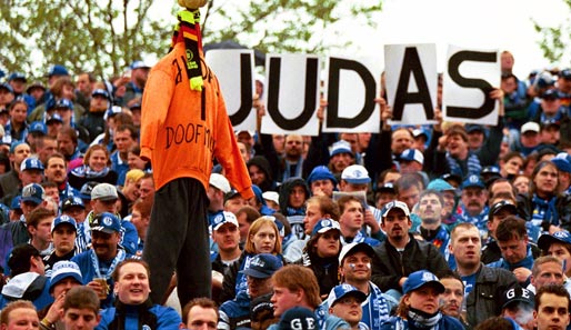 Das kommt bei den Schalke-Fans natürlich überhaupt nicht gut an. Sie nennen ihn: Judas