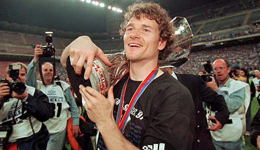 Der größte Triumph seiner Schalke-Zeit: 1997 gewinnt Lehmann den UEFA-Cup. Im Elfmeterschießen des Finales hält er den Versuch von Inter Mailands Zamorano