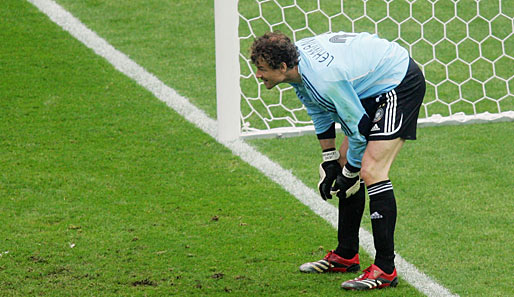 Lehmanns großer Auftritt in der Nationalmannschaft: Im Viertelfinale gegen Argentinien pariert er dank eines Geheim-Zettels im Stutzen zwei Elfmeter
