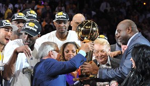 Magic Johnson gewann seinen ersten von fünf Meistertiteln mit den Lakers 1980 - als Rookie! Hier überreicht er Buss die Trophy für 2010