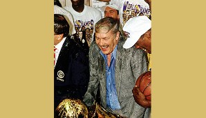 Buss hat seit seinem Einstieg 1979 zehn NBA-Titel mit den Lakers gewonnen. Hier steigt die 1987er Party zum Triumph Nummer vier
