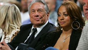 Buss' Gegenspieler ist Donald Sterling, der Besitzer der LA Clippers. An seiner Seite: Die Ehefrau von Carmelo Anthony, Alani "LaLa" Vazquez